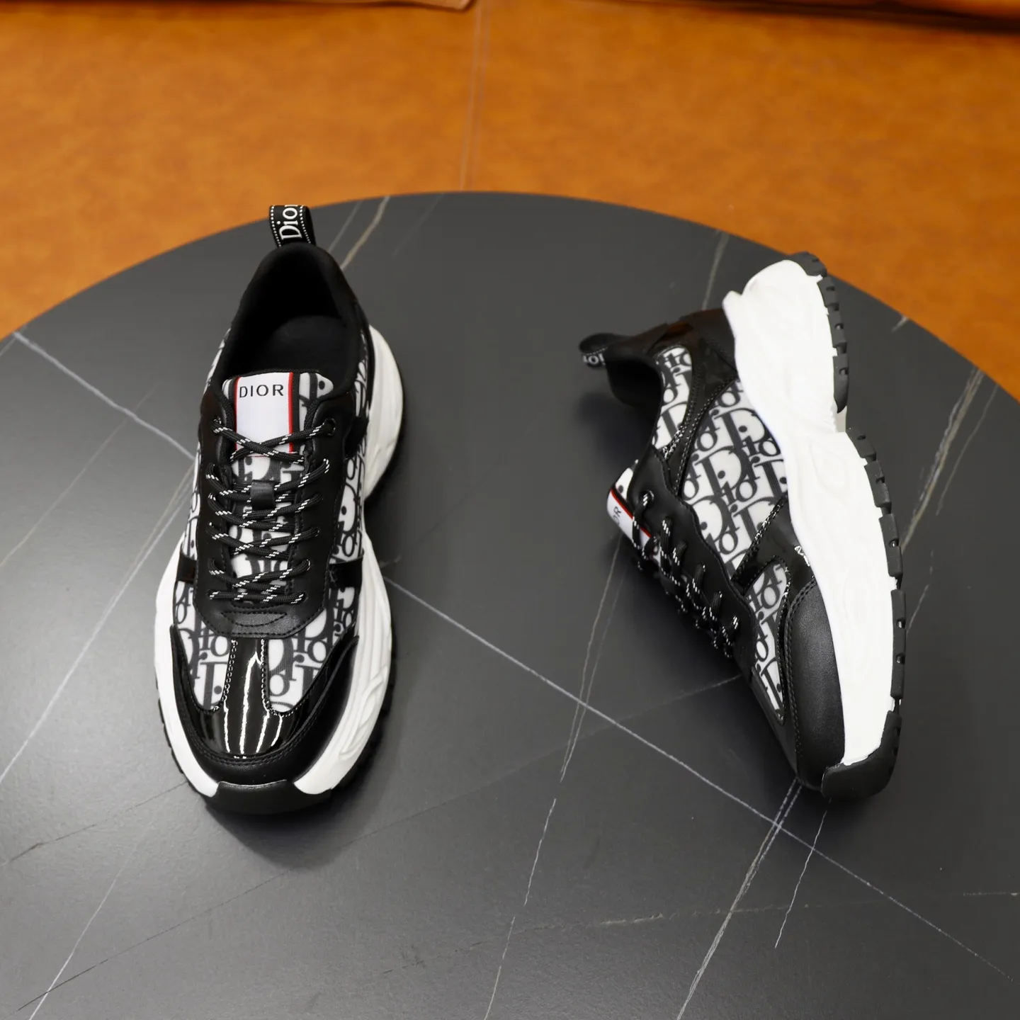 Ex-factory price: 462💰🙅‍♂️🙅‍♂️🙅‍♂️ Brand: Dior DIOR Standard code: 38-44 (45 customized) Grade: Same as the official website Material: Original material splicing Comfortable and breathable lining Lightweight and wear-resistant sports outsole Style category: Men's fashionable casual shoes Running sneakers Distinguished luxury brand elements Top luxury Color: actual picture color